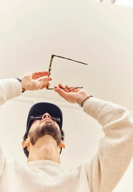 Artisan lunetier vérifiant son travail