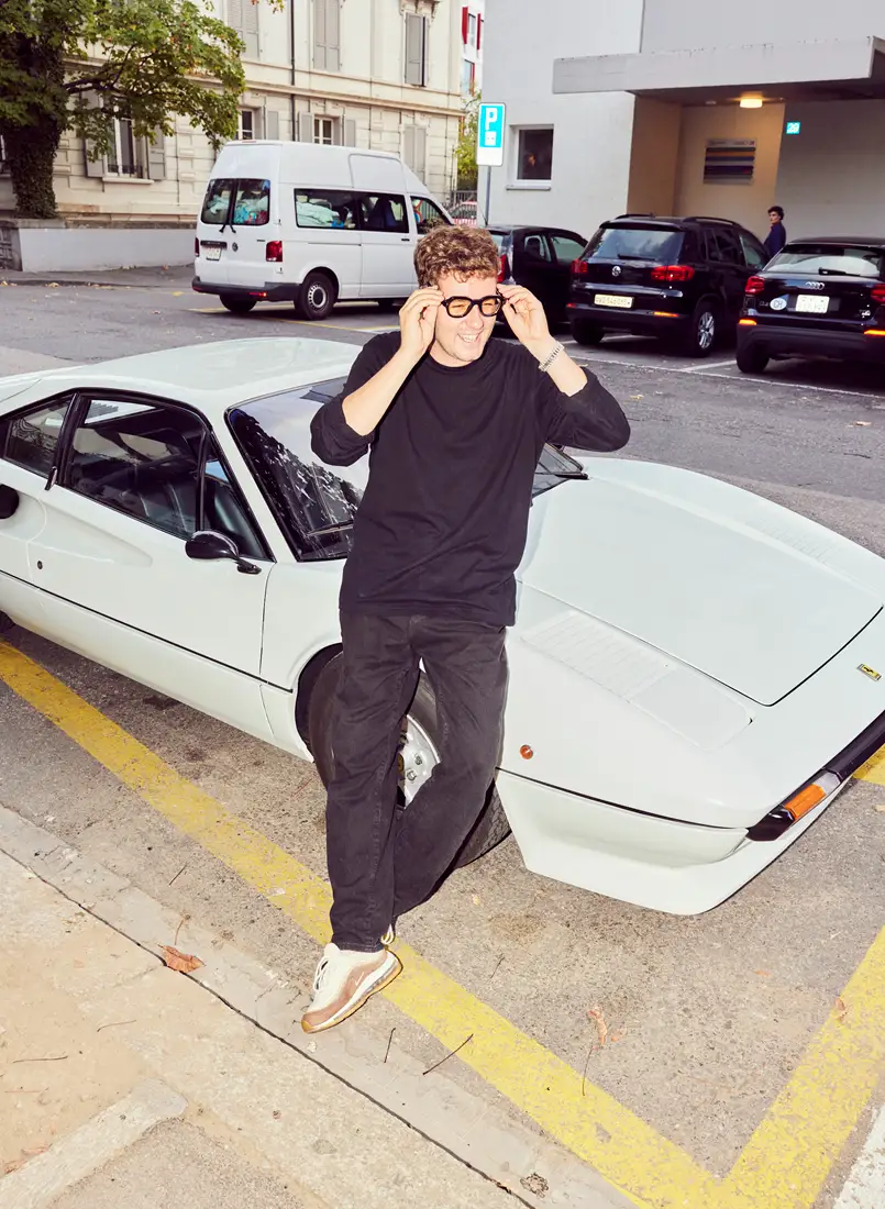 Thery devant sa ferrari chez nardi lunetier