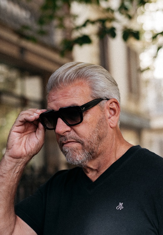 Jean-Pierre Ammann chez nardi lunetier de profil