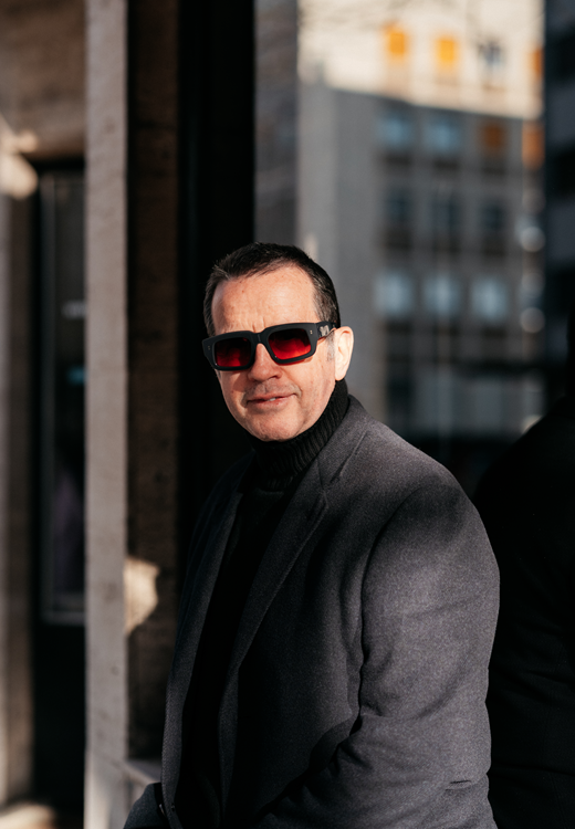 François-Henry Bennahmias devant le nardi lunetier