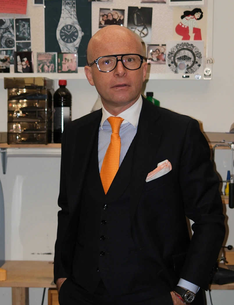 Quentin Delohen dans l'atelier nardi lunetier